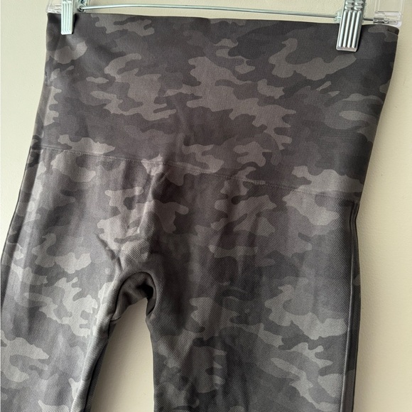 Spanx Look At Me Now Cropped Seamless Leggings In Sage Camo - Picture 3 of 6